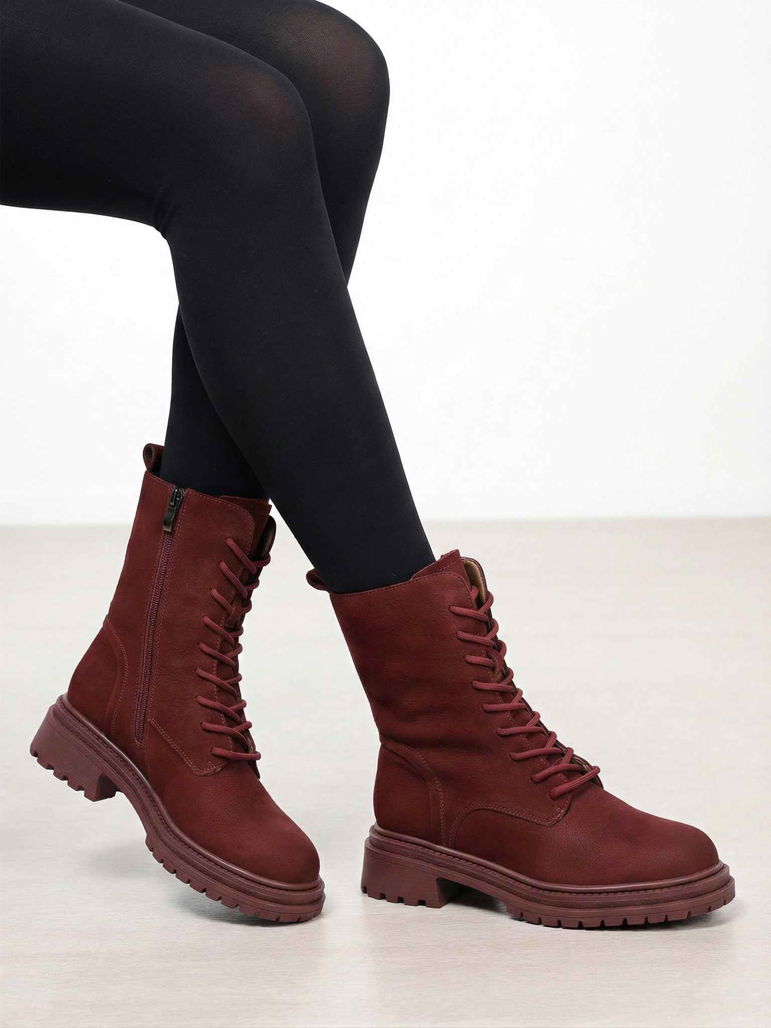 Ботинки бордового цвета на рльефной подошве